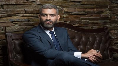 هاني عادل بملابس 