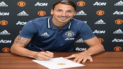 رسميًا.. إبراهيموفيتش يوقع لمانشستر يونايتد