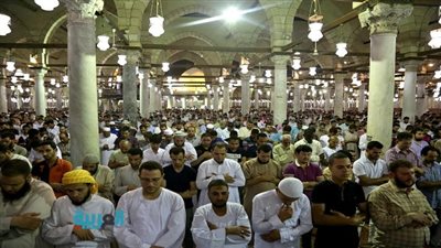 بالصور.. صلاة التهجد والقيام من مسجد عمرو بن العاص