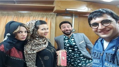 إيمي ودنيا سمير غانم يظهران بالعباءة داخل كواليس 