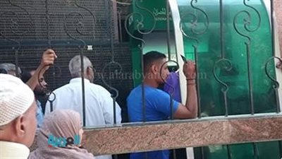 بالصور.. تكدس على ماكينات صرافة البنوك في القليوبية