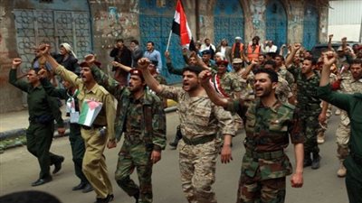 ضباط وجنود يتظاهرون أمام مقر 