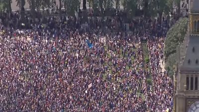 بالفيديو.. احتجاج آلاف البريطانيين على الخروج من الاتحاد الأوروبي