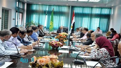 محافظ القليوبية يجتمع مع القيادات التنفيذية لدعم 