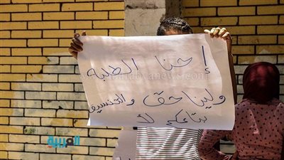 وقفة لطلاب الثانوية العامة أمام مدرسة 