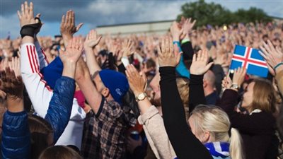 بالصور.. الأيسلنديون يستقبلون منتخبهم بعد هزيمته أمام فرنسا