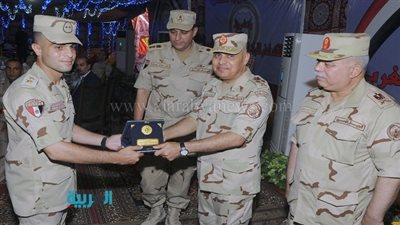 بالصور.. وزير الدفاع يشارك بالإفطار مع مقاتلي المنطقة الغربية 