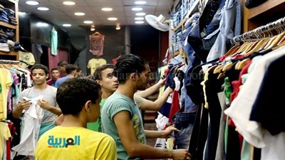 بالصور.. ازدحام على محلات الملابس في ليلة عيد الفطر 