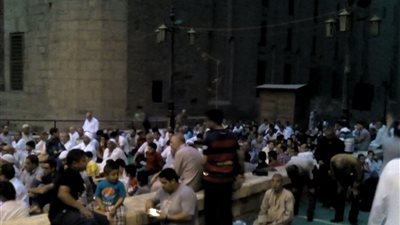 بالصور ..توافد المصلين لآداء صلاة العيد بمسجد 