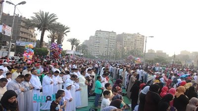 الآلاف يؤدون صلاة العيد بمسجد عمرو بن العاص