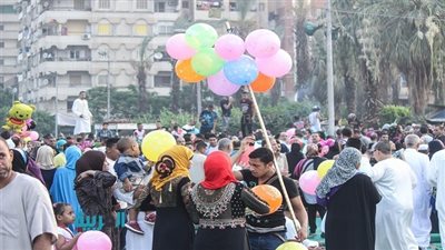  الآلاف يحتفلون بالعيد من أمام مسجد عمرو بن العاص