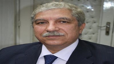  محافظ الإسماعيلية يؤدي صلاة عيد الفطر بمسجد أبوبكر الصديق 