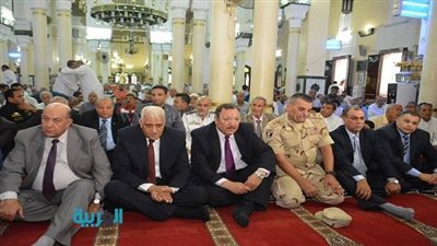 بالصور.. محافظ السويس يؤدي صلاة العيد بمسجد الغريب