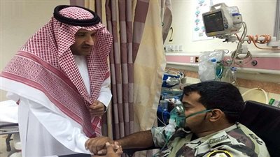 أمير المدينة يؤدي صلاة التراويح عقب زيارته لمصابي تفجيرات المملكة