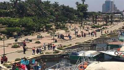  المواطنون يتوافدون على مراكب كورنيش النيل