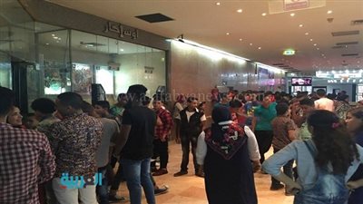 إقبال كبير من الشباب على فيلم 