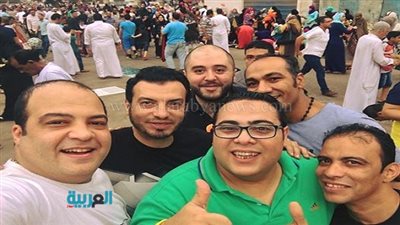  إيهاب توفيق يلتقط 