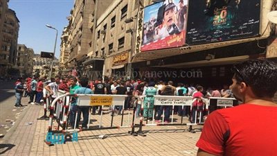 بالصور.. إقبال كبير من الشباب على دور السينما بوسط البلد 