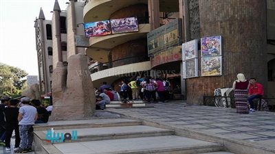 بالصور.. إقبال متوسط على أفلام العيد في سينمات 