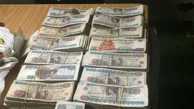 مباحث البساتين تضبط شخصين لسرقة مبلغ مالي من داخل إحدى السيارات