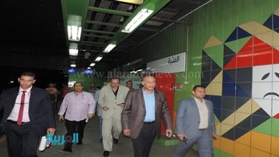 بالصور.. زيارة مفاجئة لمدير شرطة النقل بمحطات مترو 