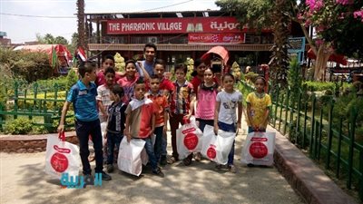 القرية الفرعونية تحتفل مع الأطفال بشراء ملابس العيد
