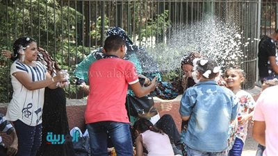 بالفيديو والصور.. الشباب يتحدون الأجواء الحارة في حديقة الحيوان