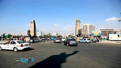 العيد فرحة.. المصريون يحتفلون على كوبري قصر النيل