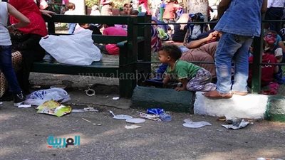 بالصور.. القمامة تغزو حديقة الحيوان في ثاني أيام العيد