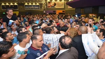 بالصور.. الآلاف يحاصرون ياسمين عبدالعزيز.. وإيرادات 