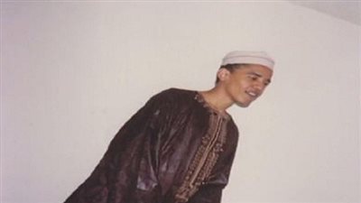 بالصور والفيديو.. أوباما يظهر في حفل زفاف أخيه بالزي الإسلامي