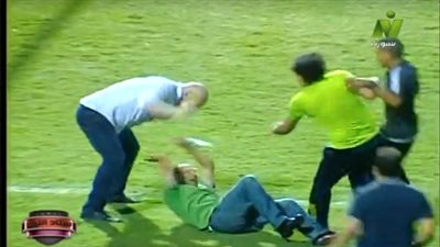 بالصوروالفيديو.. حسام حسن يعتدي على مصور عقب مباراة المحلة