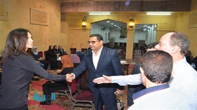 بالصور.. أمال ماهر تتشاجر مع المصورين في عزاء والدها