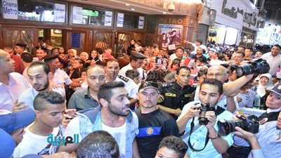بالصور.. مئات المعجبين يحاصرون بطل 