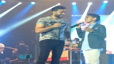بالصور.. تامر حسني يقدم أعضاء فريقه بـ