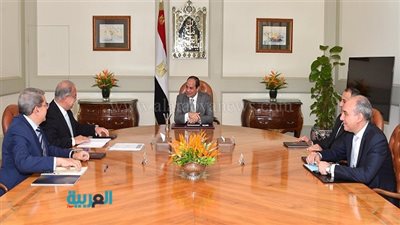 السيسي يجتمع بشريف إسماعيل ومحافظ البنك المركزي ووزير المالية