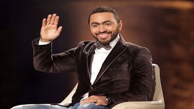 تلبية تامر حسني لطلب إحدى معجباته يثير إعجاب جمهوره بلبنان