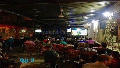 مشاهدة الجماهير لمباراة الزمالك والأهلي بمقاهي القاهرة