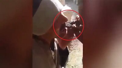 كوميديا بالفيديو.. صعيدي يخلع ضرس صديقه بالكماشة في الشارع