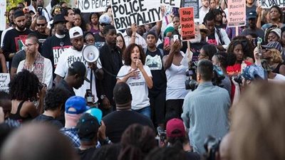  محتجون يغلقون طريقًا سريعًا في مينيسوتا.. والشرطة تفرقهم بالغاز