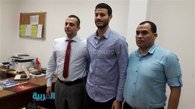 بالصور.. الشناوي يوقع على عقود انضمامه لصفوف الأهلي