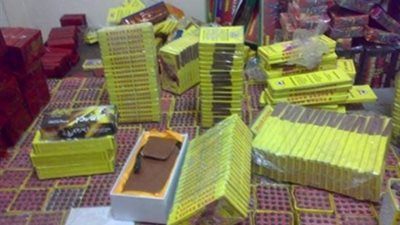 ضبط 450 علب صواريخ بشارع المعز والأزهر خلال العيد