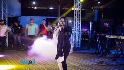 بالصور.. ساندي تفاجئ جمهورها بإطلالة مختلفة في حفل بورسعيد