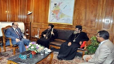 بالصور.. محافظ القليوبية يستقبل وفدًا كنسيًا لتهنئته بـ