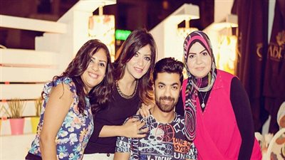 بالصور.. محمد عباس يحتفل بعيد ميلاد شقيقته