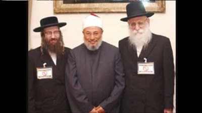 شاعر مصري ينشر صورًا للقرضاوي وسط حاخامات اليهود