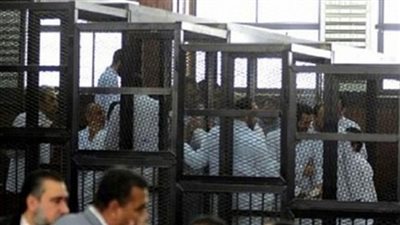  المتهمون في أحداث بولاق أبوالعلا يؤدون صلاة الظهر بالقفص الزجاجي
