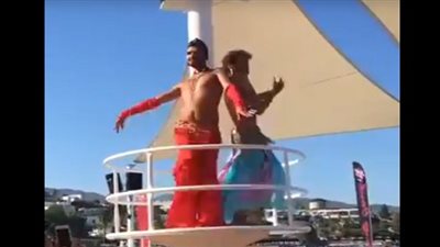 بالفيديو.. شابان يرقصان بملابس نسائية على يخت بشرم الشيخ 