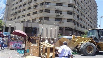 بالصور.. حملة مكبرة لرفع إشغالات الباعة الجائلين بالموسكي