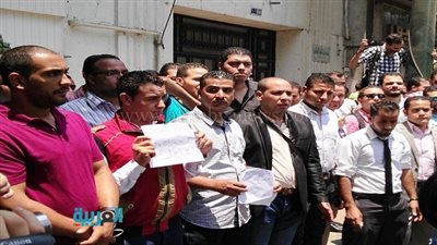 بالصور.. وقفة احتجاجية بالأكفان لحملة الماجستير أمام 